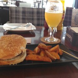 Charlotte Ibiza - Hamburguesas buenisimas,variedad de cervezas,cocktails,gin tonics... Buen local para pararte y sentarte un ratito.