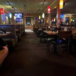 Applebee's Grill + Bar - Dining room