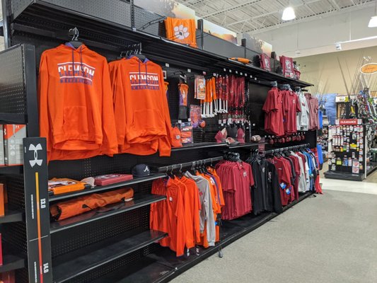 DICK'S Sporting Goods by null