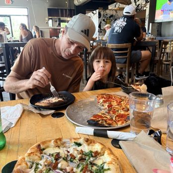 Ska Brewing - David & Celaeno eating their BigSize Pizzaaaa - Breweries Near Me - Durango, Colorado Ska Brewing - David & Celaeno eating their BigSize Pizzaaaa - Breweries Near Me - Durango, Colorado