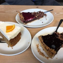 Koriat - Der hintere Kuchen (mit Heidelbeere) hat das Rennen gemacht! :-)