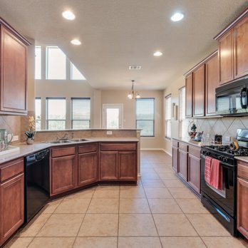 Mark Fee - Liberty Management - Active: 3518 Bennington Way - Kitchen with Breakfast Bar - Real Estate Agents Near Me - San Antonio, Texas Mark Fee - Liberty Management - Active: 3518 Bennington Way - Kitchen with Breakfast Bar - Real Estate Agents Near Me - San Antonio, Texas