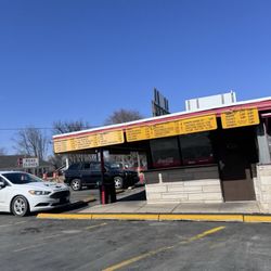 Mason's Root Beer Drive In - Parking lot view