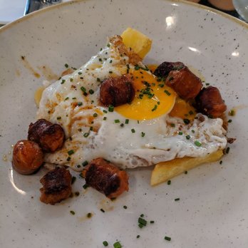 Elsa y Fred - Breakfast sausage fried eggs and fried potatoes - Tapas/Small Plates Near Me - Barcelona, B