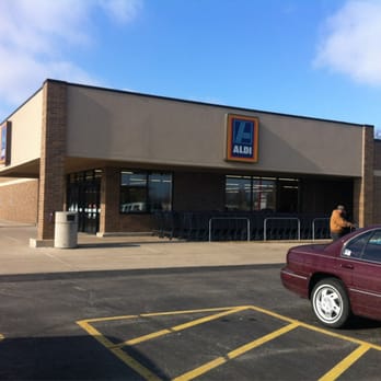 ALDI - a car parked in front of a store - Grocery Near Me - Dekalb, Illinois ALDI - a car parked in front of a store - Grocery Near Me - Dekalb, Illinois