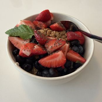 Full Circle Kitchen and Sound - Greek Yogurt Parfait Bowl - Breakfast & Brunch Near Me - Covina, California