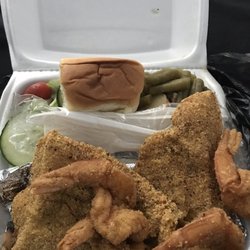 Kouzan's Creole Kitchen - Shrimp, fish combo with green beans and salad
