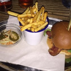 Button Street Smokehouse - Super tasty burger and a AMAZING dessert!