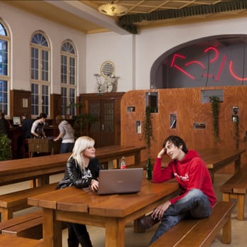 Three Little Pigs - Lounge mit gemütlichen Holzmöbeln und Internet-PCs - Hostels Near Me - Berlin, BE Three Little Pigs - Lounge mit gemütlichen Holzmöbeln und Internet-PCs - Hostels Near Me - Berlin, BE