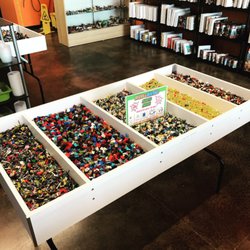 Bricks & Minifigs - Build your own minifigures
