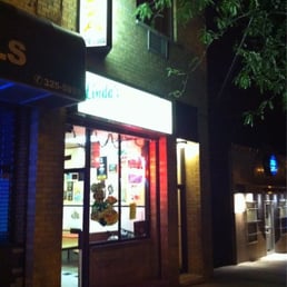 Linda's pizza shop at night Linda's pizza shop at night