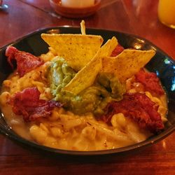 Käsespätzle mit Avocadocreme, Tortillachips, Bacon