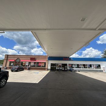 Rocky Top Market #35 - Exterior - Gas Stations Near Me - Jellico, Tennessee Rocky Top Market #35 - Exterior - Gas Stations Near Me - Jellico, Tennessee