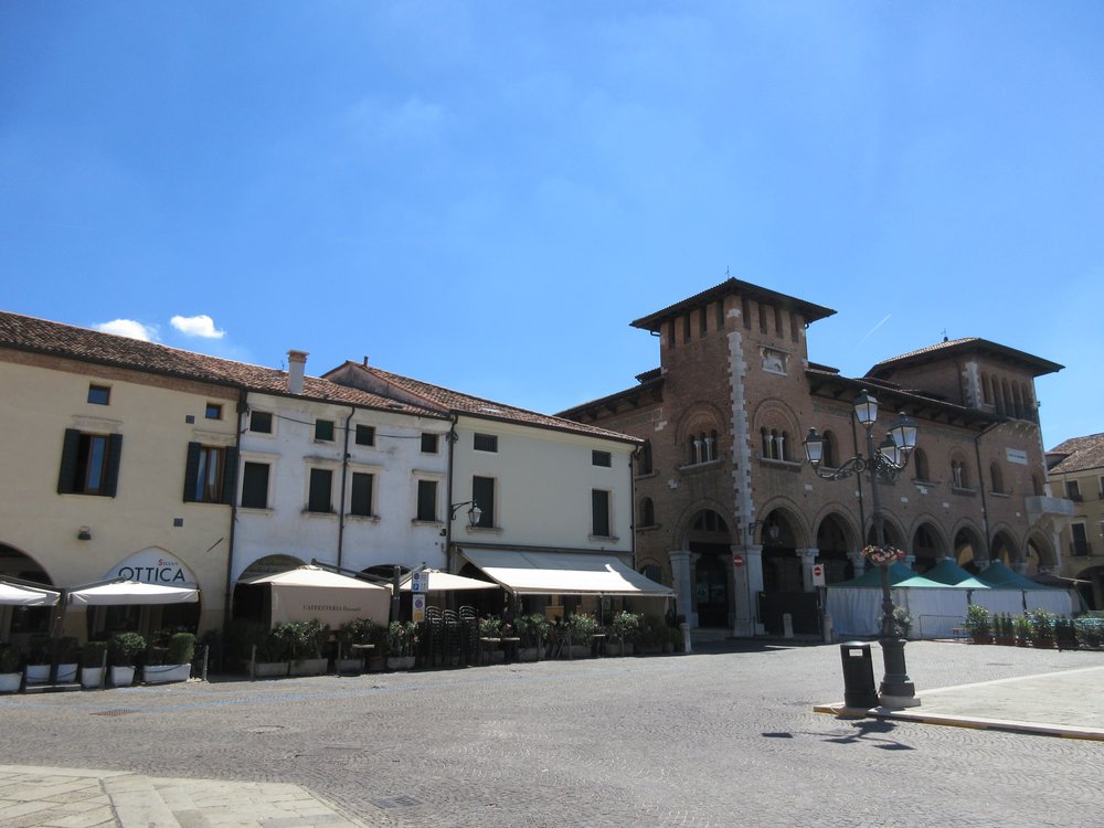 Piazza Comunale - lots of dining options - Landmarks & Historical Buildings Near Me - Montagnana, PD