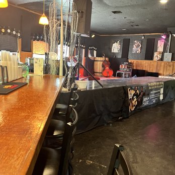 Summers Smokehouse - Stage & bar - American Near Me - Tallahassee, Florida Summers Smokehouse - Stage & bar - American Near Me - Tallahassee, Florida