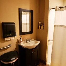 R&R Thai Spa - Bathroom