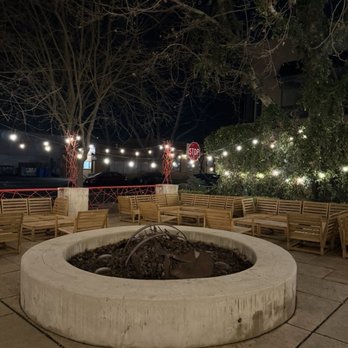 Mamma Eatery - Outdoor seating with firepit - Italian Near Me - Davis, California