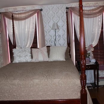 Carriage Stop Bed & Breakfast - Honeymoon Haven queen bed - Bed & Breakfast Near Me - Palmyra, Pennsylvania Carriage Stop Bed & Breakfast - Honeymoon Haven queen bed - Bed & Breakfast Near Me - Palmyra, Pennsylvania