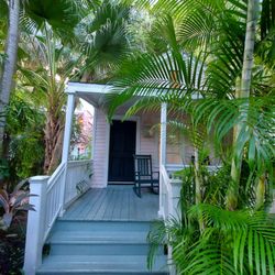 Simonton Court Historic Inn & Cottages - Our comfy cottage