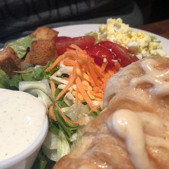Cheddar's Scratch Kitchen - House Salad was fresh and tasty. Comes with a croissant! - Comfort Food Near Me - Pinellas Park, Florida