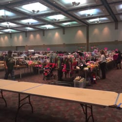 Divine Consign - Plano - Racks and rack of clothes, separated by sex and size