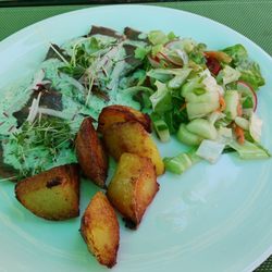 Buchholz Gutshof Britz - Kalt mariniertes Rindfleisch mit grüner Sauce und Bratkartoffeln / Cold marinated beef with green sauce and fried potatoes