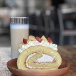 Charmy's Persian Taste - Peach and vanilla Roulade!