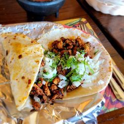 La Dilla Mexican Grill - Al pastor tacos