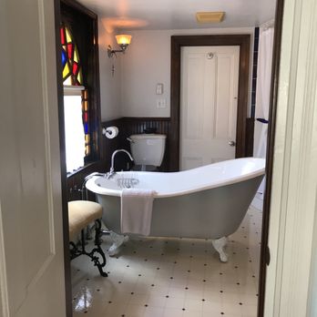 The Towers Bed & Breakfast - Bathroom en suite - Hotels Near Me - Milford, Delaware The Towers Bed & Breakfast - Bathroom en suite - Hotels Near Me - Milford, Delaware