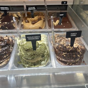 il maestro del Gelato - Ice cream display - Gelato Near Me