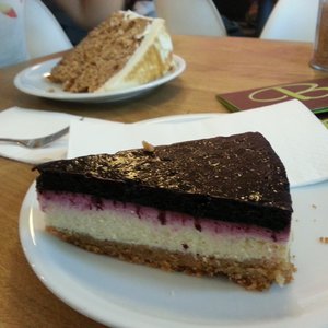 Foto zu Barcomi's - Berlin, Deutschland. Walnuss-Karamelltorte und Blueberry-Cheesecake
