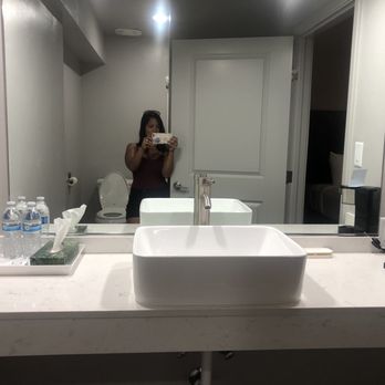 Americana Modern Hotel - Spacious bathroom for a standard room - Hotels Near Me - Redding, California Americana Modern Hotel - Spacious bathroom for a standard room - Hotels Near Me - Redding, California