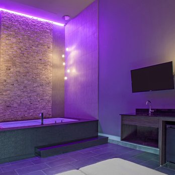 Axis Chicago - LUSH Suite  with Enormous  Gallon Infinity Spa Tub - Hotels Near Me - Chicago, Illinois