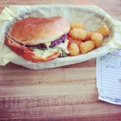 Tom's Burgers - Cheeseburger with tots