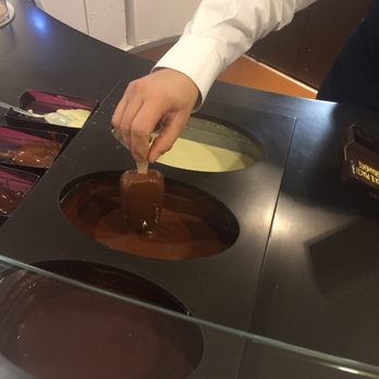 Magnum Pleasure Store - Vanilla ice cream being dipped in chocolate - Ice Cream & Frozen Yogurt Near Me - Rome, RM