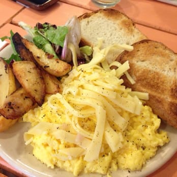 Restaurante Oui Oui - Scrambled eggs with cheese; mixed greens; potatoes; toast. - Bars Near Me - Buenos Aires, C