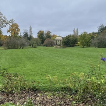 Le Petit Trianon - The "natural -style" English garden on way to Queen's Hamlet - Castles Near Me