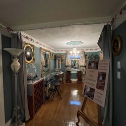 Sumner Crest Winery - One of so many rooms that is decorated.