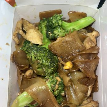 Poom Thai Cuisine - 35. Pad See-Ew Noodles - Thai Near Me - Santa Monica, California