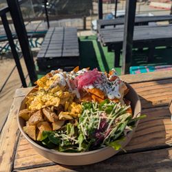 Café Aquamarino - Chilaquiles acompañado de ensalada con pesto y papas