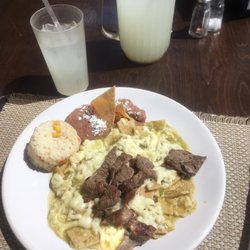 Casa Ángel - Unos ricos chilaquiles verdes con carne asada y agua fresca de limón