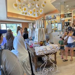 Jeannine's Bakery & Restaurant - Jeannine's inside. Really cute. This is the second line once you are inside.