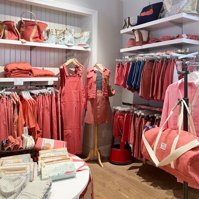 Murray's Toggery Shop by null