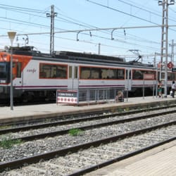 Estació de Sant Vicenç de Calders - A Tarragona to Barcelona train entering from the south.