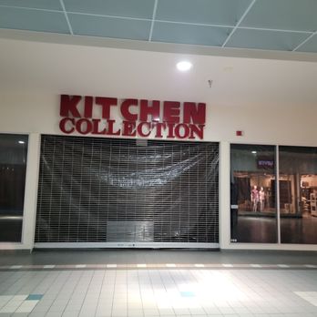 Laughlin Outlet Center - The majority of stores were closed - Shopping Centers Near Me - Laughlin, Nevada