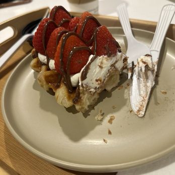 Java & Mug Cafe - Nutella cream with strawberries croffle - Coffee & Tea Near Me - Chicago, Illinois