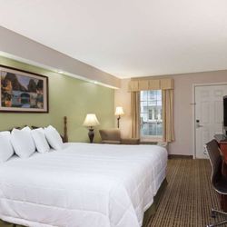Baymont by Wyndham Tullahoma - Guest room