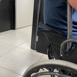Simnsa - Respaldo roto el paciente trataba de recargarse y casi se va para atrás. Muy mal Simnsa.