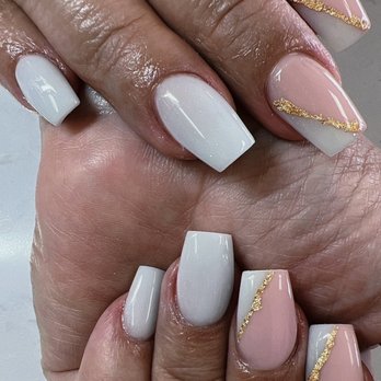 1. Lee Nails