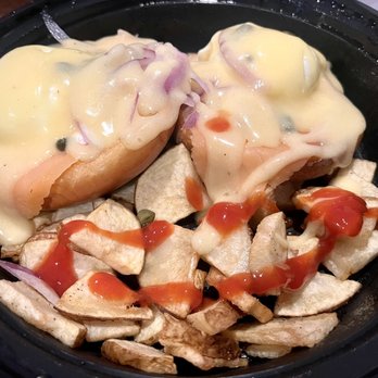 Main Kitchen Cafe - Hemingway Benedict Breakfast - New American Near Me - Granada Hills, California
